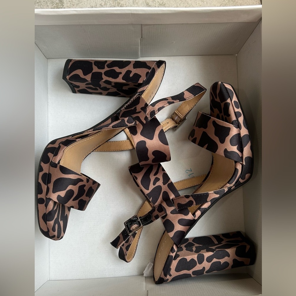 Like new Giraffe print block heel sandal